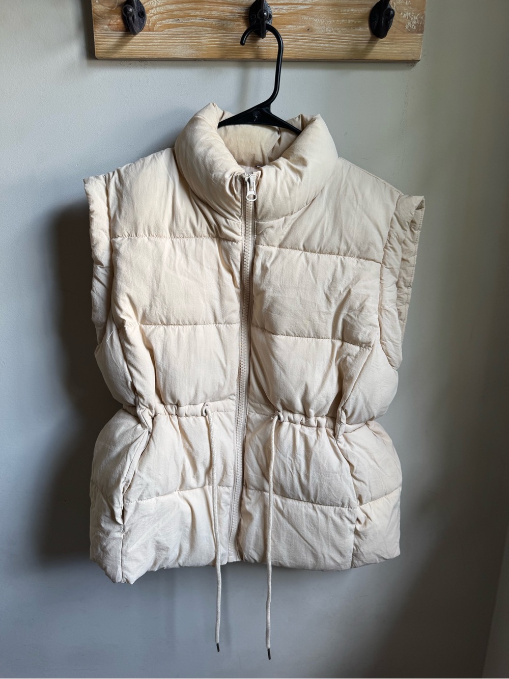 Amazon Essentials Cream Sleeveless Puffer Vest